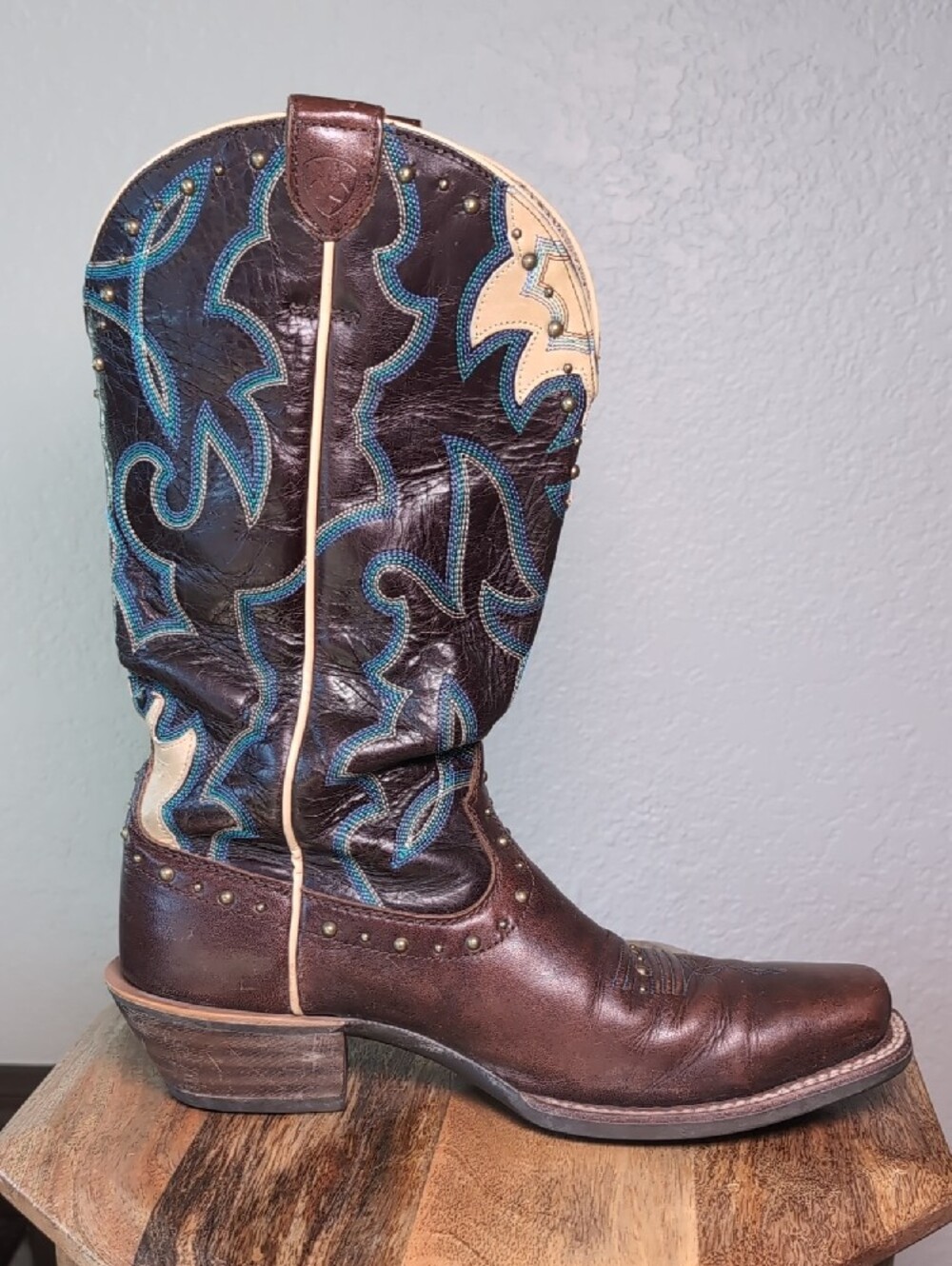 Ariat Leather Western Cowgirl Boots with Blue and Cream Embroidery - Picture 5 of 14